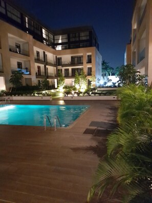 Una piscina al aire libre