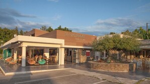 Restaurante U Catagnu con terraza y una jardinera de piedra.