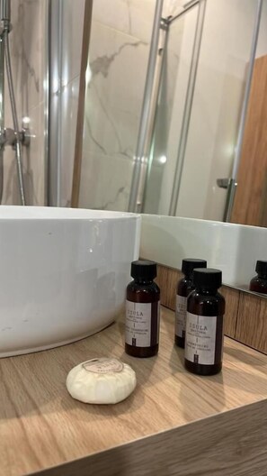 Articles de toilette gratuits, sèche-cheveux, serviettes fournies