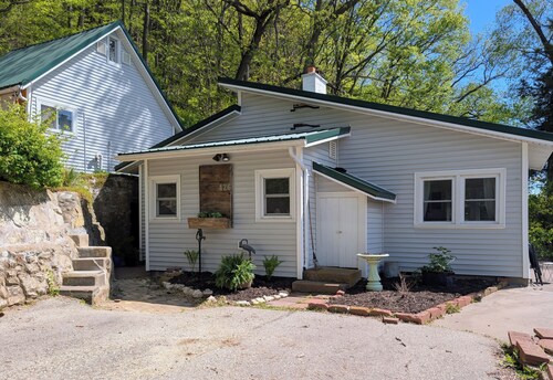 Hygge Hideaway. Pet friendly, cozy retreat & 3 minute walk to the river!