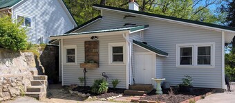Hygge Hideaway. Pet friendly, cozy retreat & 3 minute walk to the river!