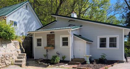 Hygge Hideaway. Pet friendly, cozy retreat & 3 minute walk to the river!