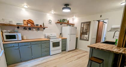 Hygge Hideaway. Pet friendly, cozy retreat & 3 minute walk to the river!