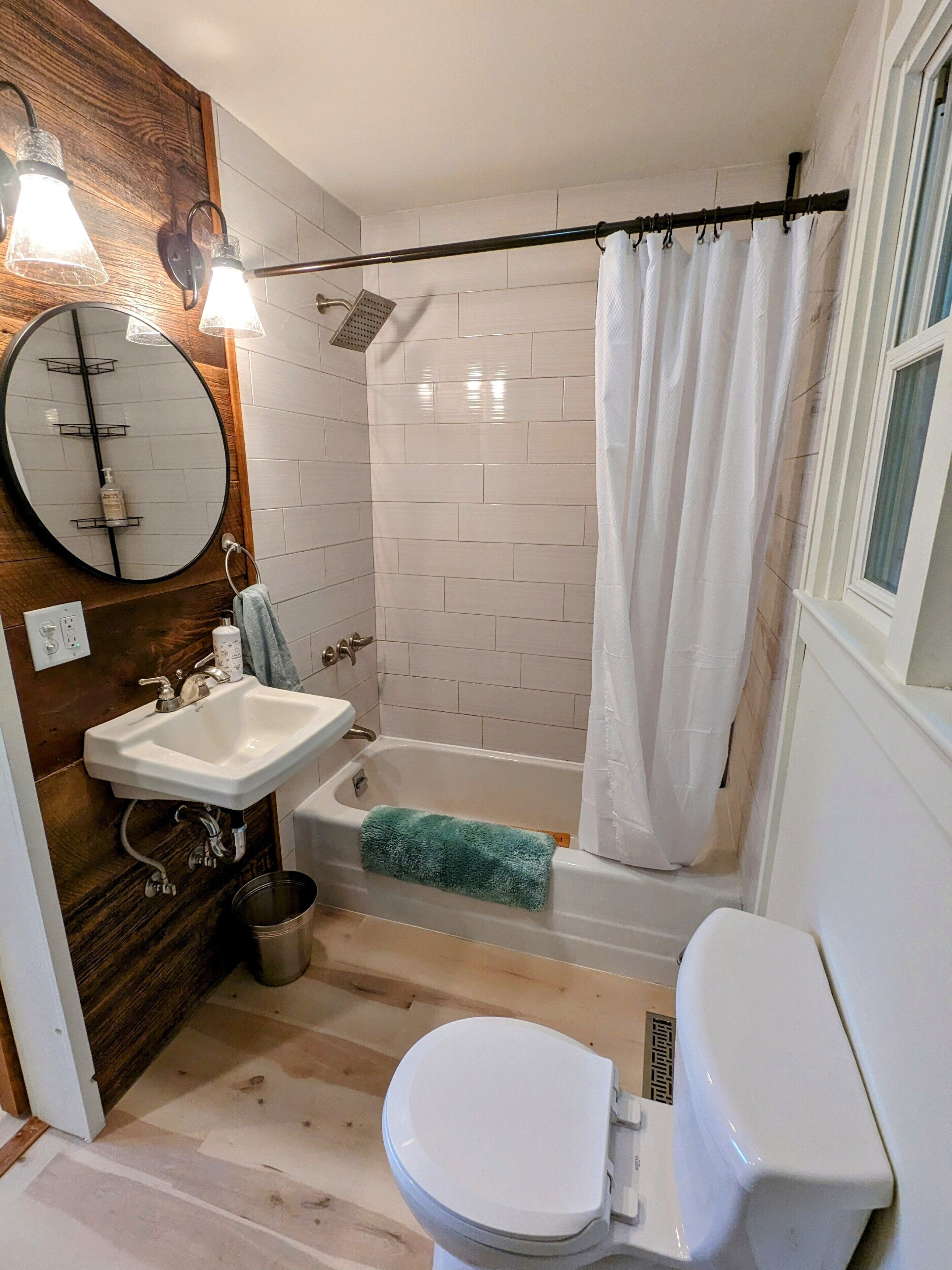 Ensemble douche/baignoire, sèche-cheveux, serviettes fournies, savon