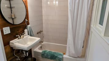 Ensemble douche/baignoire, sèche-cheveux, serviettes fournies, savon