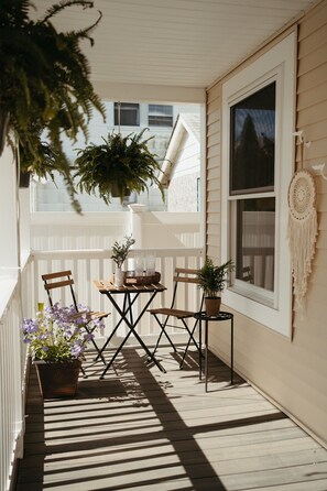 Outdoor dining - Cozy back cottage walking distance to beach. (Belmar)