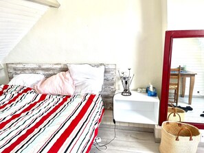 2 bedrooms, iron/ironing board, free WiFi, bed sheets