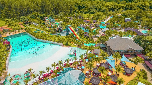 An aerial view of a resort with multiple swimming pools, a large beach area, and various recreational facilities. - Jardins da Lagoa - Casas Completas (Caldas Novas)