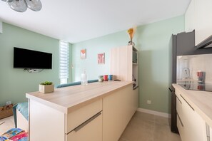 Kühlschrank, Mikrowelle, Ofen, Geschirrspüler