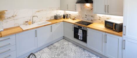 Design-Apartment, eigenes Bad, Stadtblick | Gemeinschaftsküche