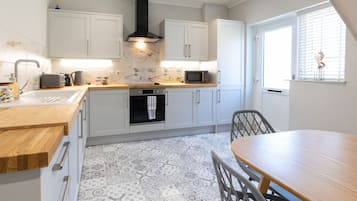 Apartamento design, banheiro privativo, vista para a cidade | Cozinha compartilhada