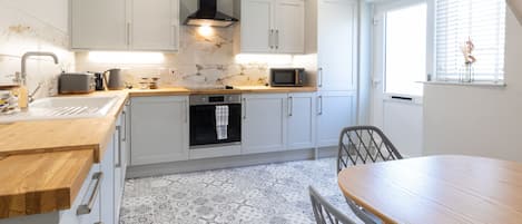 Design Apartment, Private Bathroom, City View | Shared kitchen