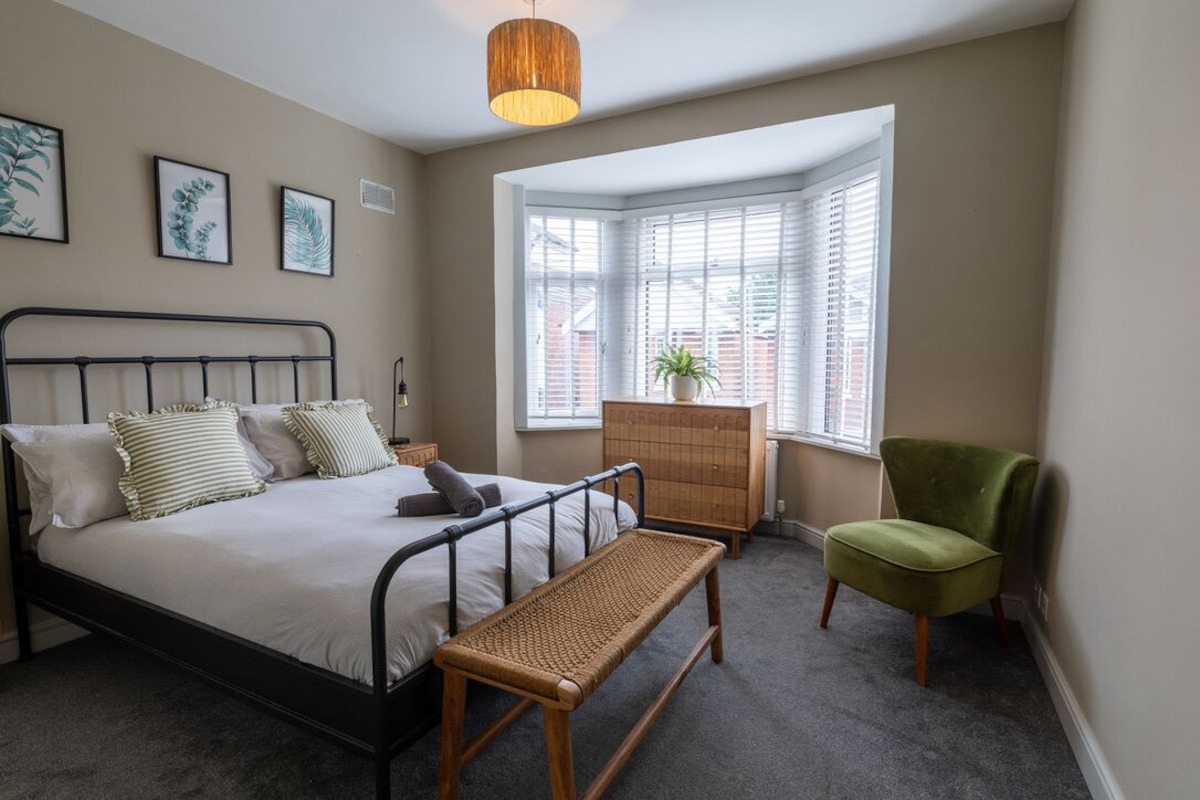 Design-Apartment, eigenes Bad, Stadtblick | 1 Schlafzimmer
