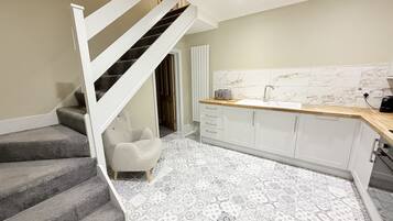 Apartamento design, banheiro privativo, vista para a cidade | Cozinha compartilhada