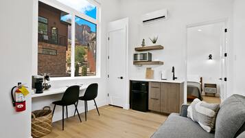 Villa, 1 trÚs grand lit et 1 canapé-lit, vue montagne | Coin séjour | TV connectée de 55 pouces avec chaßnes numériques, télévision