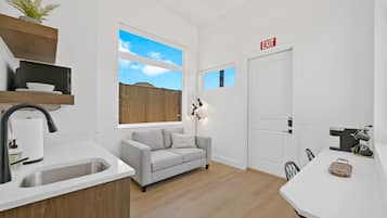 Deluxe bungalow, 1 kingsize bed met slaapbank, uitzicht op bergen | Woonruimte | Een smart-tv