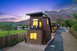 Bungalow Deluxe, 1 cama de matrimonio grande con sofá cama, vistas a la montaña | Zona de estar | Smart TV de 55 pulgadas con canales digitales, una televisión