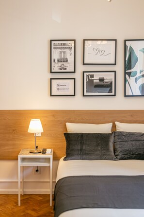 5 bedrooms, iron/ironing board, internet, bed sheets