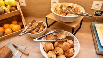 Daily buffet breakfast for a fee