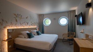 A modern hotel room with a large bed, two windows, a desk, and a chair. -  Shana Hotel & Residence (Chanaz)