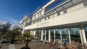 A modern hotel with a sign reading "SHANA HOTEL & RESIDENCE". -  Shana Hotel & Residence (Chanaz)