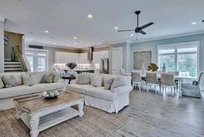 Smart TV, books - 30A, 5BD Home Sleeps 18 w/Pool, Golf Cart, & Bikes, 1 Block to Beach (Santa Rosa Beach)