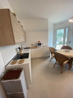 Kühlschrank, Mikrowelle, Ofen, Herdplatte