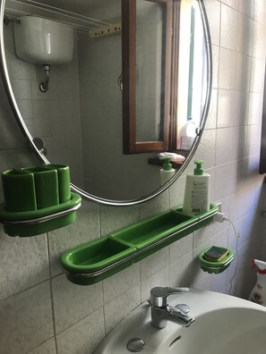 Dusche, Haartrockner, Bidet, Toilettenpapier