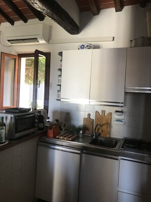 Kühlschrank, Kochgeschirr/Geschirr/Besteck, Esstisch