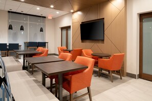 Free daily buffet breakfast - Holiday Inn Express and Suites Hollister by IHG (Hollister)