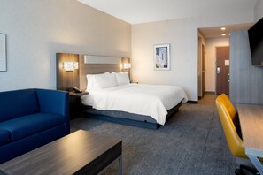 In-room safe, desk, blackout drapes, iron/ironing board - Holiday Inn Express and Suites Hollister by IHG (Hollister)