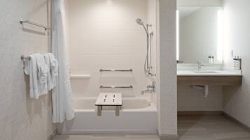 Une salle de bain moderne avec une baignoire, une douche et un meuble-lavabo.