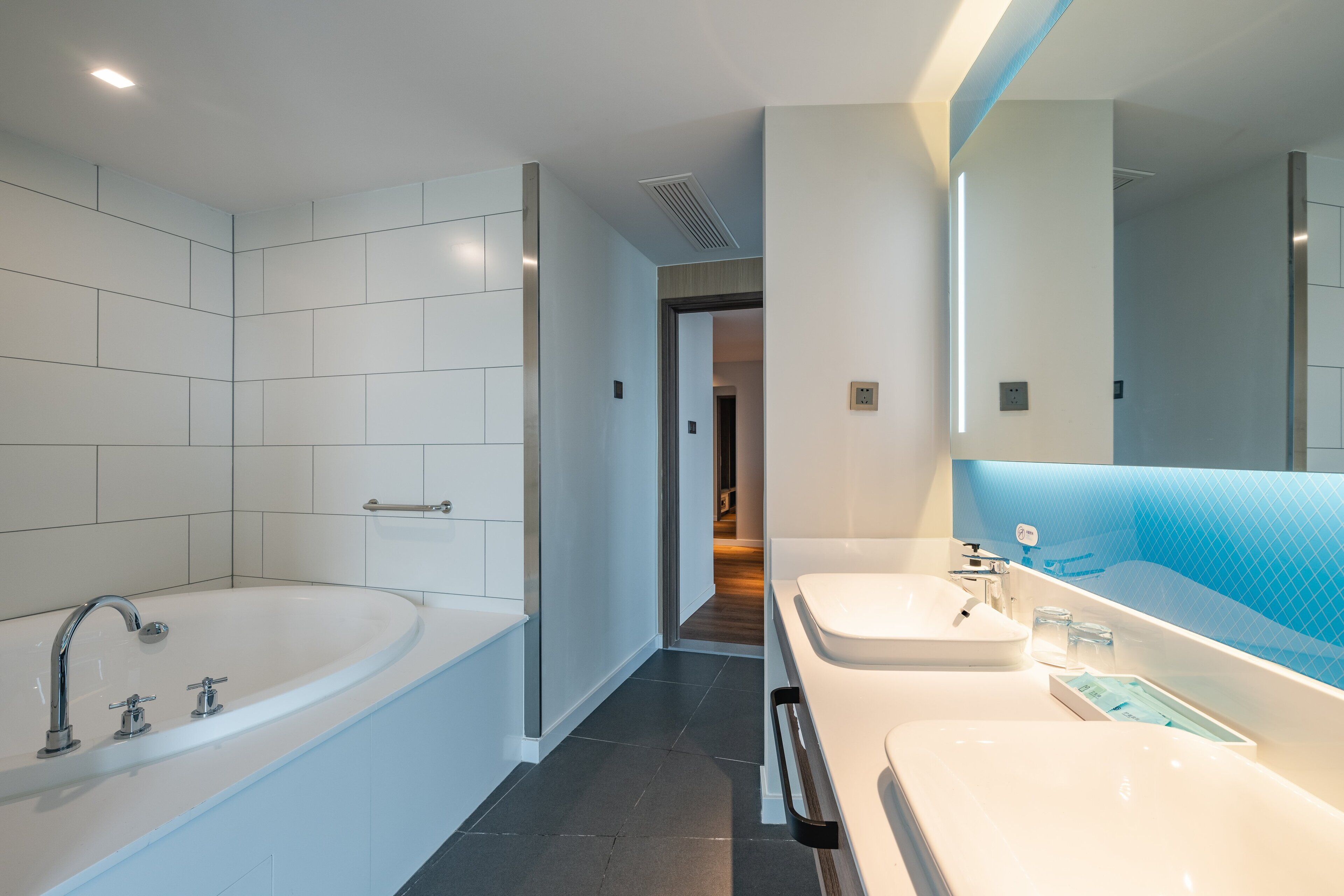 Suite, 1 Bedroom, Sea View | Minibar, soundproofing, free WiFi, bed sheets