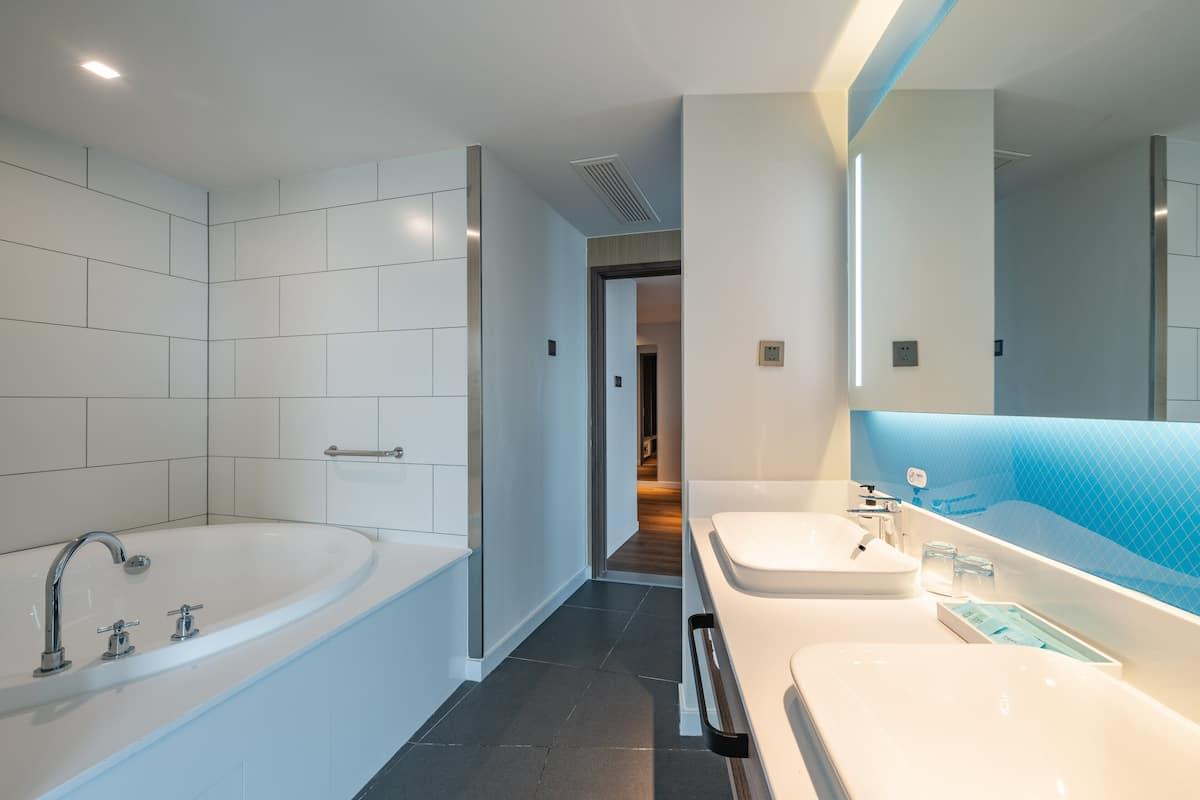 Suite, 1 Bedroom, Sea View | Minibar, soundproofing, free WiFi, bed sheets