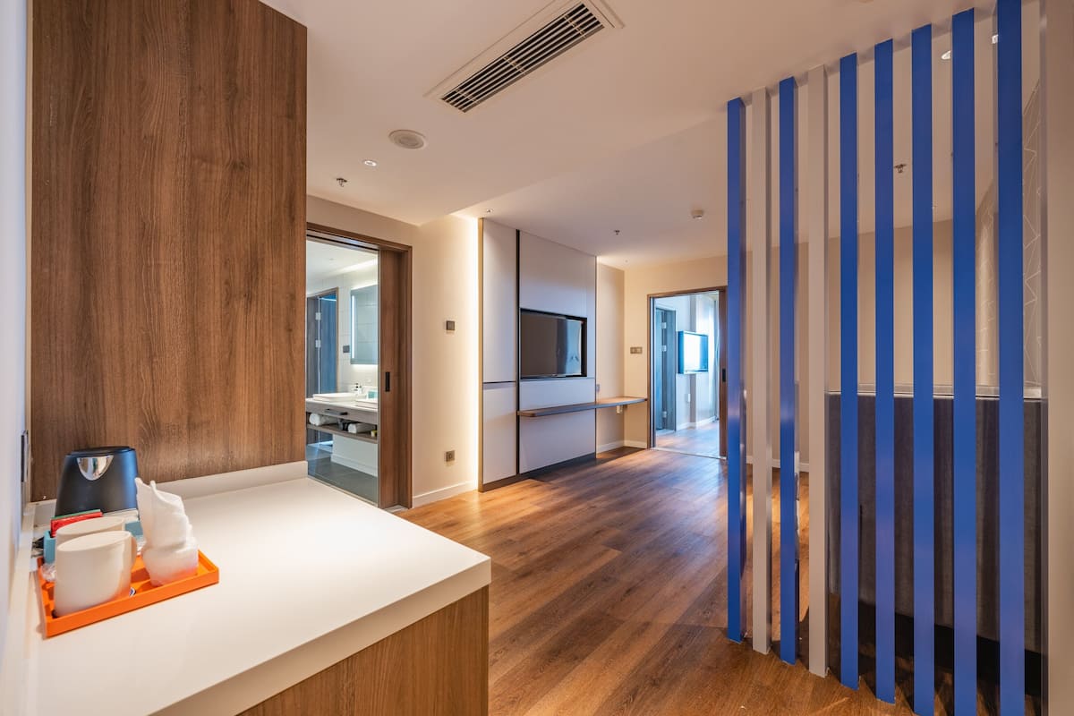 Suite, 2 Bedrooms, Sea View | Minibar, soundproofing, free WiFi, bed sheets
