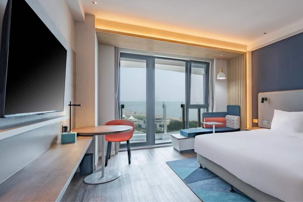 Standard Room, 1 King Bed, Sea View (Extra Floor Space) | Minibar, soundproofing, free WiFi, bed sheets
