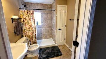 Dusche, Haartrockner, Handtücher, Seife