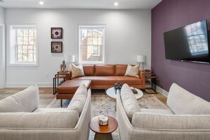 Smart TV - 1/2 Block from King Street, Elegant Old Town Oasis ~ King Bed♛ ~ Free Parking (Alexandria)