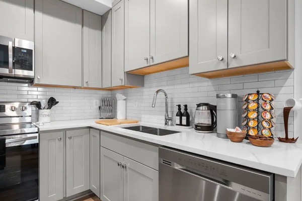 Kühlschrank, Mikrowelle, Ofen, Herdplatte