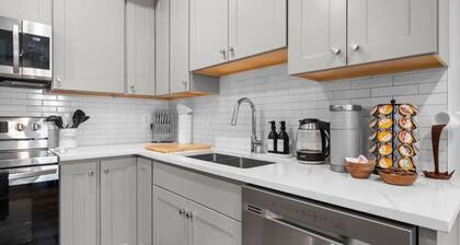 1/2 Block from King Street, Elegant Old Town Oasis ~ King Bed♛ ~ Free Parking