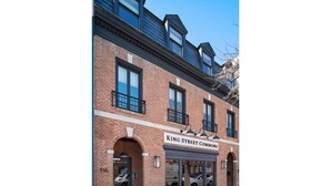 A two-story brick building with a storefront labeled "King Street Commons." - 1/2 Block from King Street, Elegant Old Town Oasis ~ King Bed♛ ~ Free Parking (Alexandria)