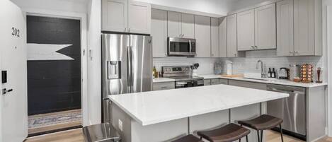 Refrigerador, microondas, horno, placa de cocina