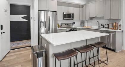 1/2 Block from King Street, Elegant Old Town Oasis ~ King Bed♛ ~ Free Parking