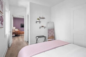 2 bedrooms, desk, free WiFi, bed sheets - 1/2 Block from King Street, Elegant Old Town Oasis ~ King Bed♛ ~ Free Parking (Alexandria)