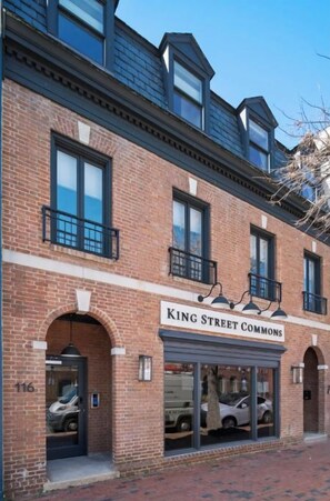Un bâtiment en briques de deux étages, dont la devanture porte l’inscription « King Street Commons ».