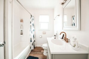 Kombinert dusj/badekar, hårføner, håndklær og såpe