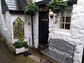 Cottage | Front of property - Fox Hat Cottage (Newton Abbot)