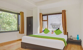 Deluxe Room | Desk, iron/ironing board