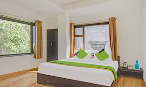 Deluxe Room | Desk, iron/ironing board - Treebo Villa Inn Aurangabad (Chhatrapati Sambhajinagar)