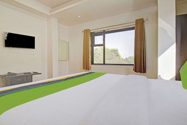 Deluxe Room | Desk, iron/ironing board